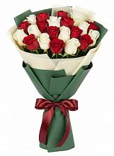 Букет Микс из красных и белых роз в Кабардинской