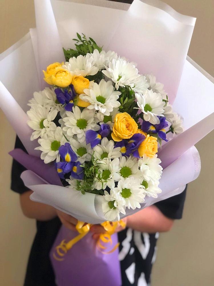 Букет цветов из: Ирисы, Хризантемы и Розы в Кабардинской