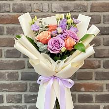 Букет цветов из:  Лизиантусы и Розы в Кабардинской